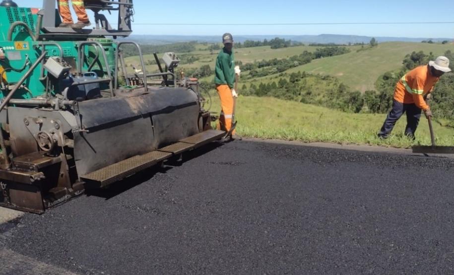 Serviços de conservação na PRC-487 e PR-239 entre Cândido de Abreu e Reserva