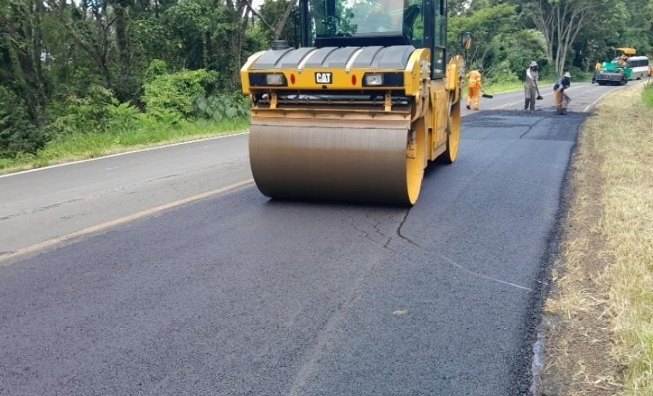 Serviços de conservação na PRC-487 e PR-239 entre Cândido de Abreu e Reserva