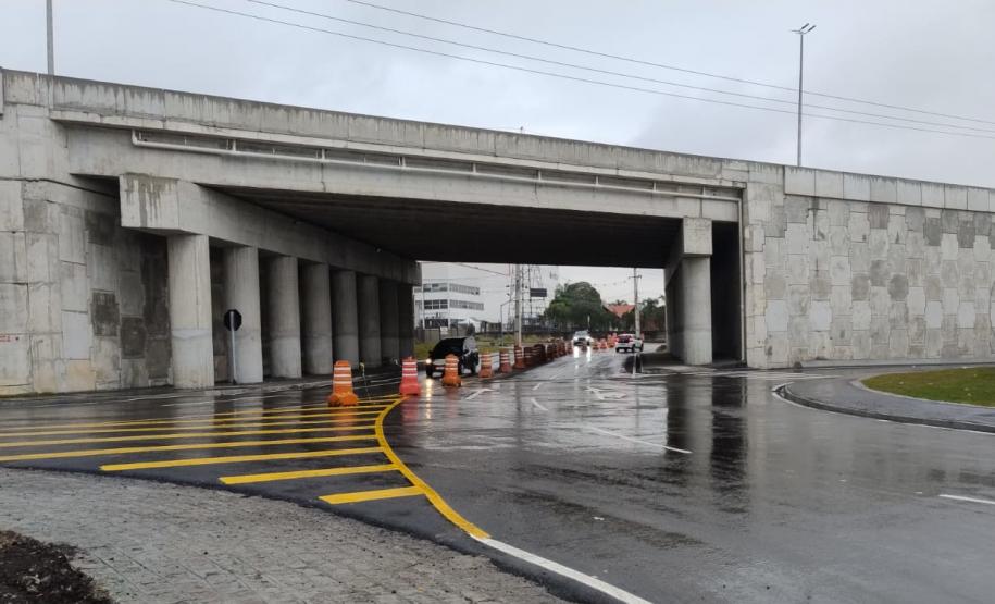Novo viaduto de São José dos Pinhais, com passagem inferior liberada