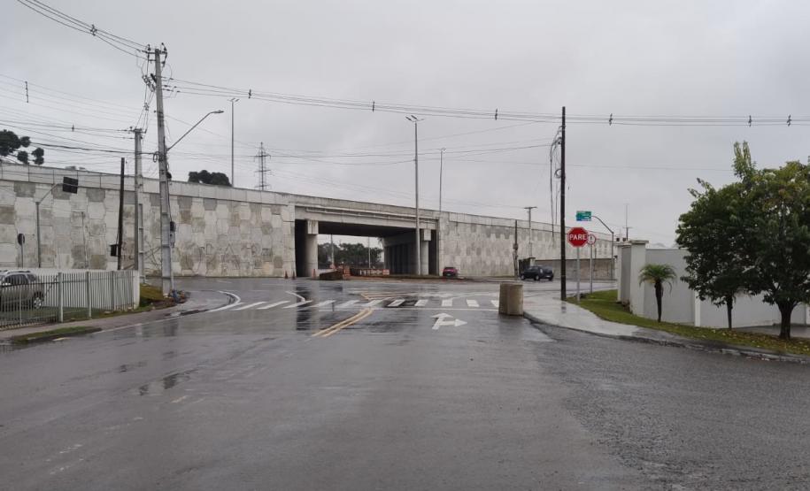 Novo viaduto de São José dos Pinhais, com passagem inferior liberada