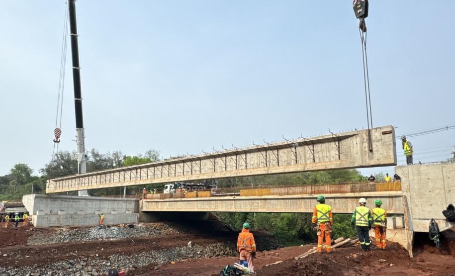 BR-469 lançamento de vigas da nova ponte sobre o Rio Tamanduá