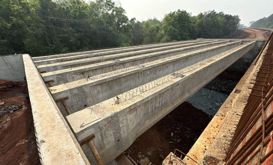 BR-469 lançamento de vigas da nova ponte sobre o Rio Tamanduá