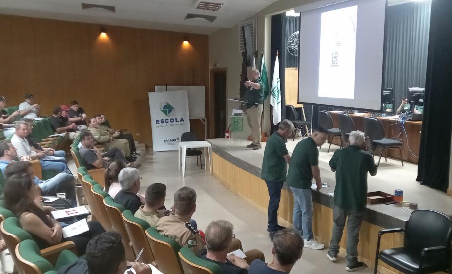 Leilão de sucatas do DER/PR