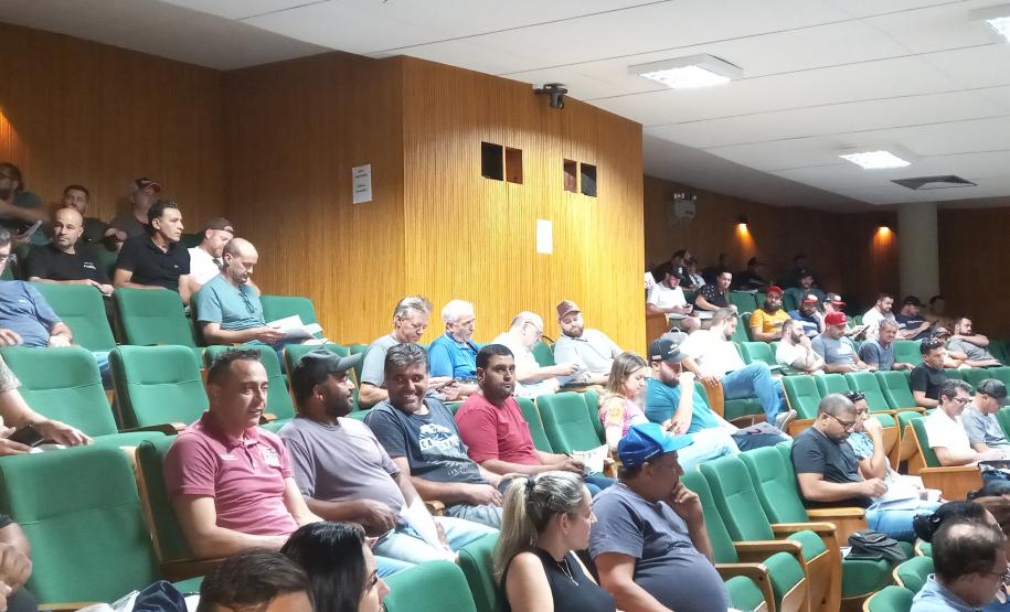 Leilão de sucatas do DER/PR