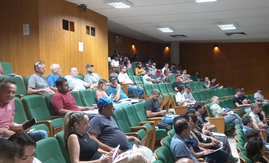 Leilão de sucatas do DER/PR