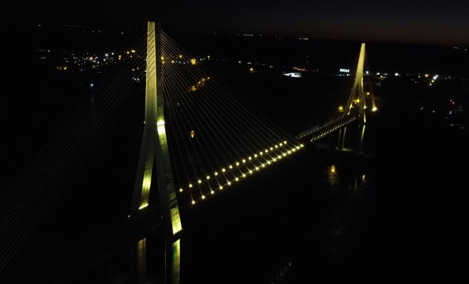 Ponte da Integração Brasil - Paraguai com iluminação amarela