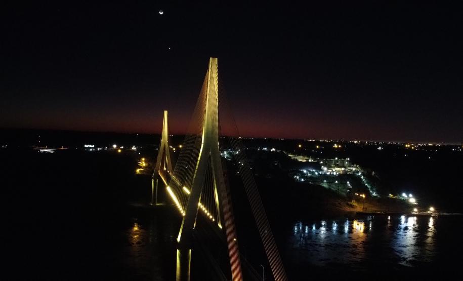 Ponte da Integração Brasil - Paraguai com iluminação amarela