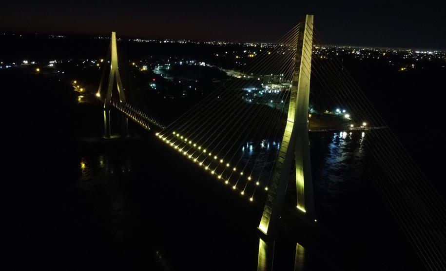 Ponte da Integração Brasil - Paraguai com iluminação amarela