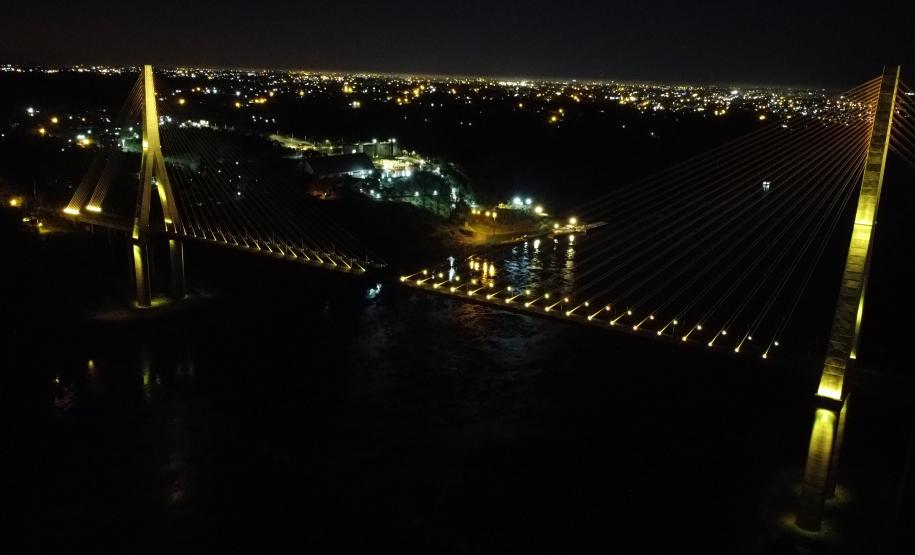 Ponte da Integração Brasil - Paraguai com iluminação amarela
