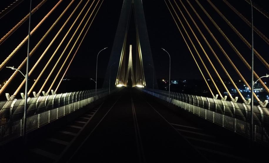 Ponte da Integração Brasil - Paraguai com iluminação amarela