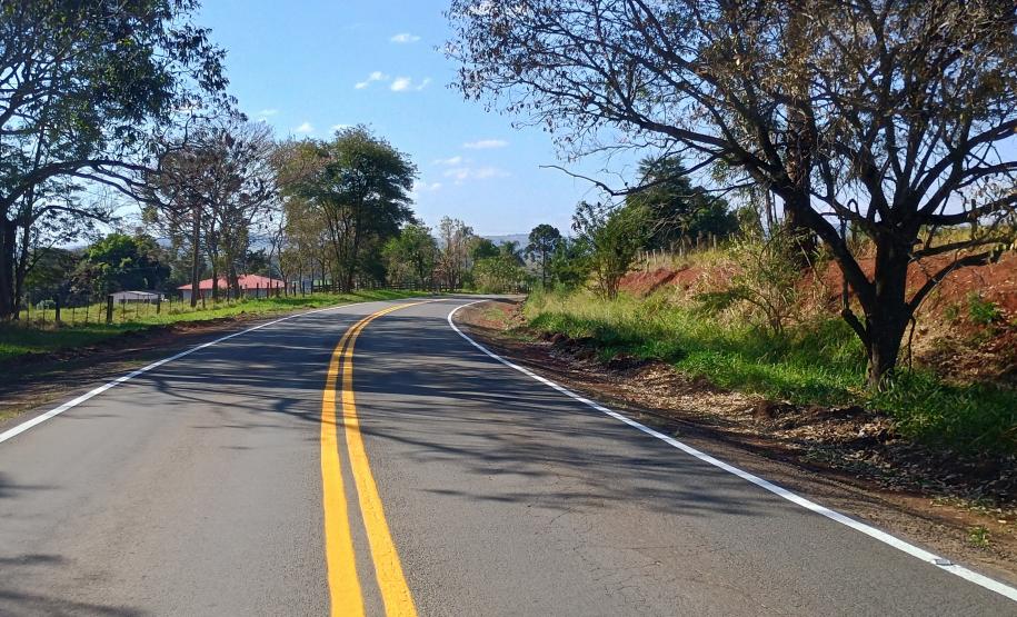 Reforço da sinalização viária e instalação de dispositivos de segurança na PRC-272 em Tomazina