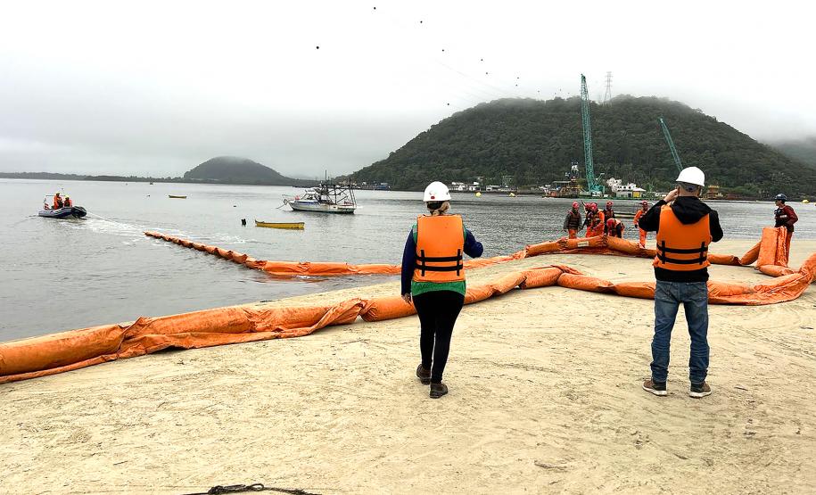 Treinamento para emergências ambientais marítimas na Ponte de Guaratuba
