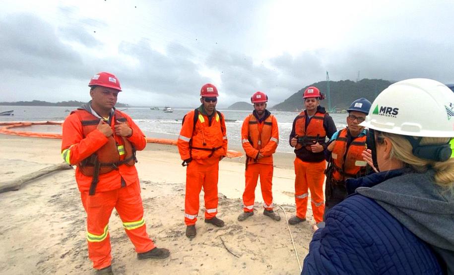 Treinamento para emergências ambientais marítimas na Ponte de Guaratuba