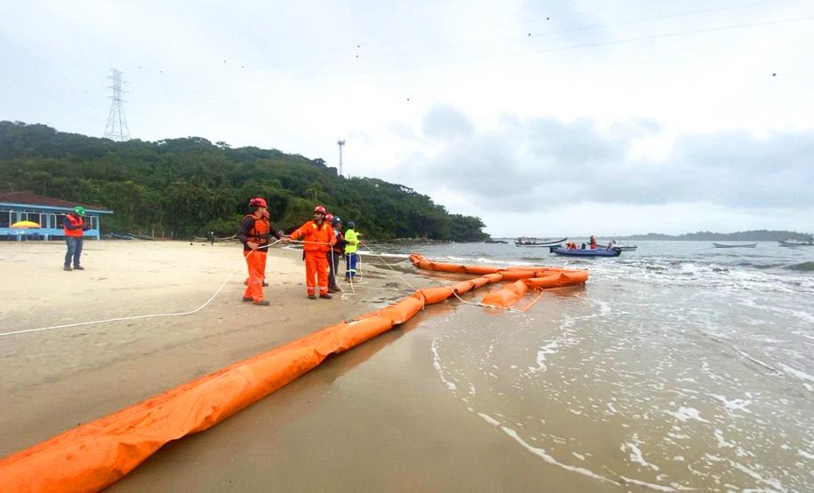 Treinamento para emergências ambientais marítimas na Ponte de Guaratuba
