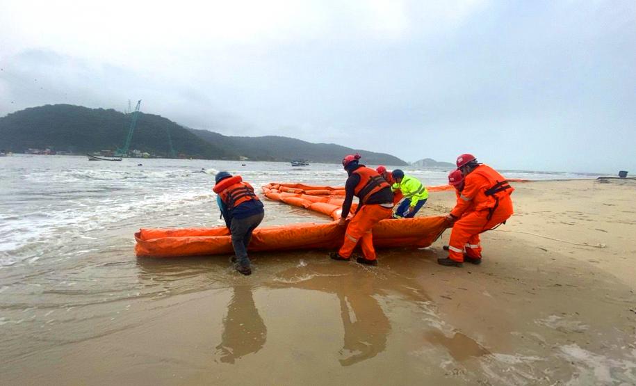 Treinamento para emergências ambientais marítimas na Ponte de Guaratuba