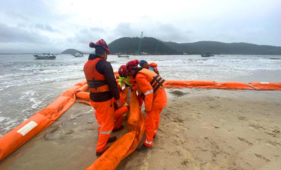 Treinamento para emergências ambientais marítimas na Ponte de Guaratuba