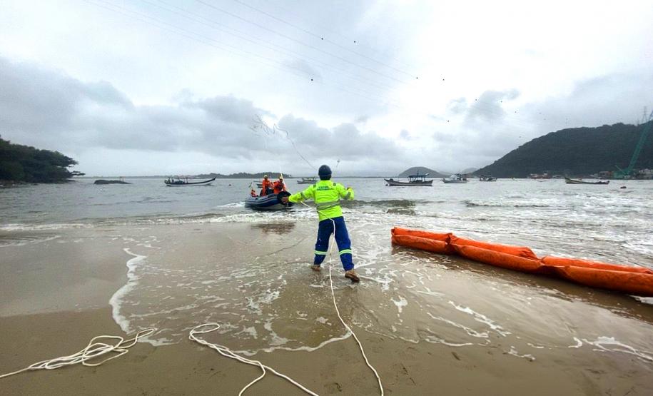 Treinamento para emergências ambientais marítimas na Ponte de Guaratuba