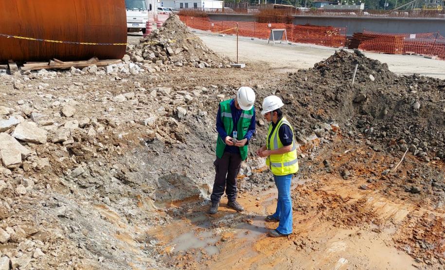 Atividades de arquéologo no canteiro de obras da Ponte de Guaratuba