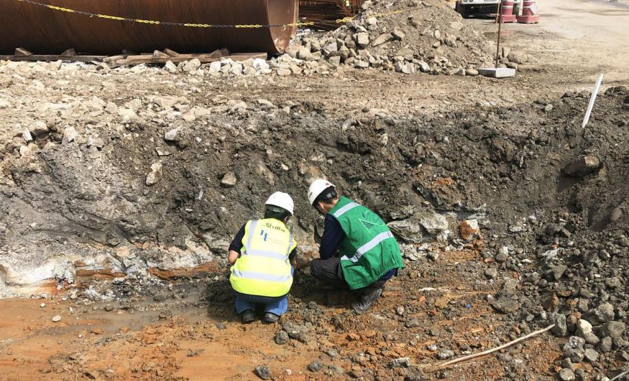 Atividades de arquéologo no canteiro de obras da Ponte de Guaratuba