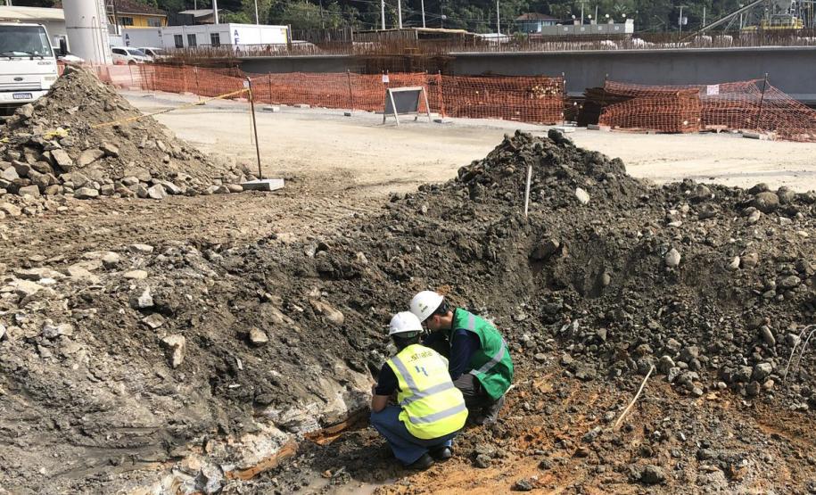Atividades de arquéologo no canteiro de obras da Ponte de Guaratuba
