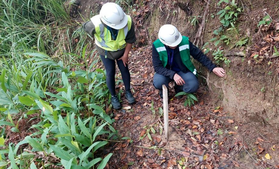 Atividades de arquéologo no canteiro de obras da Ponte de Guaratuba