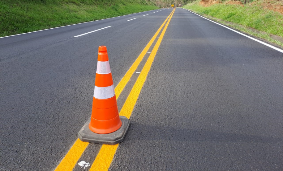 Rodovia estadual recebendo últimos serviços de conservação