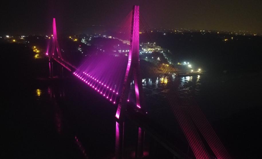 Ponte da Integração com iluminação especial para o Outubro Rosa