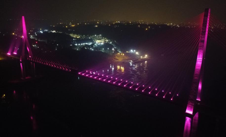 Ponte da Integração com iluminação especial para o Outubro Rosa