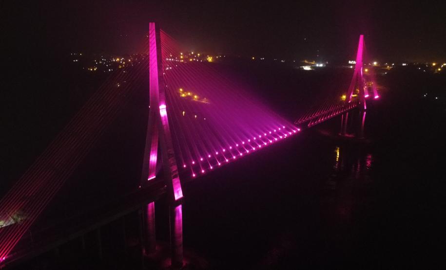 Ponte da Integração com iluminação especial para o Outubro Rosa