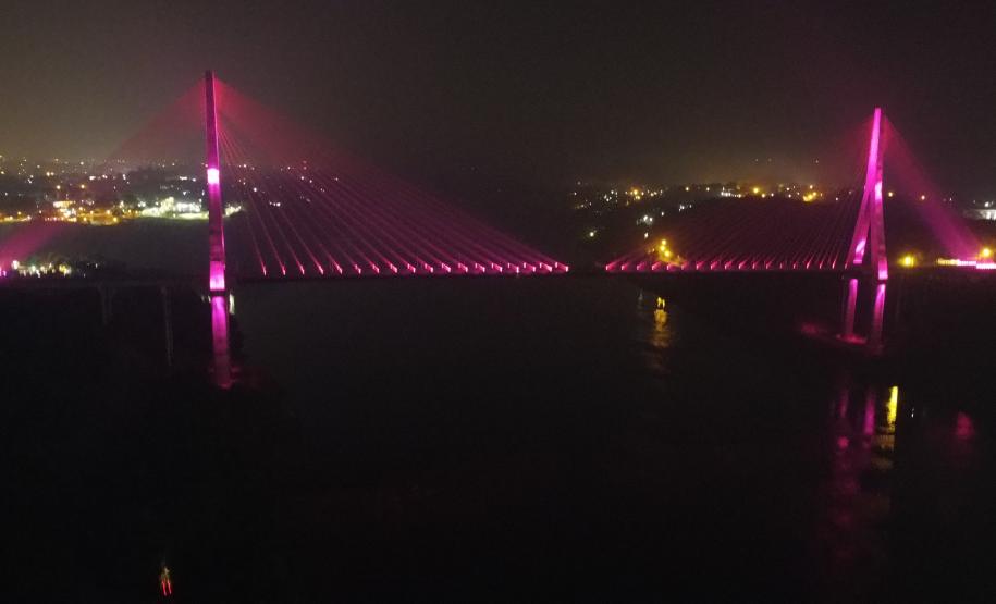 Ponte da Integração com iluminação especial para o Outubro Rosa