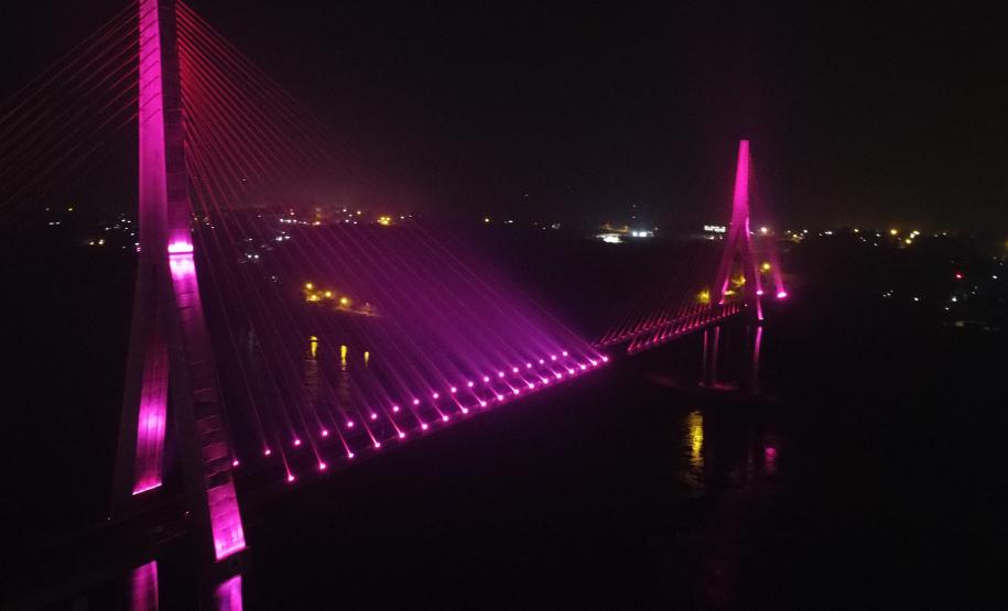 Ponte da Integração com iluminação especial para o Outubro Rosa