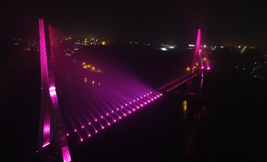 Ponte da Integração com iluminação especial para o Outubro Rosa