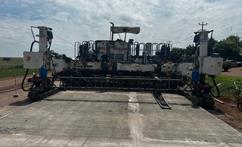 PR-180 em Quarto Centenário, início do novo pavimento de concreto