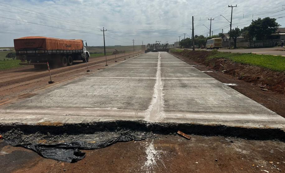 PR-180 em Quarto Centenário, início do novo pavimento de concreto