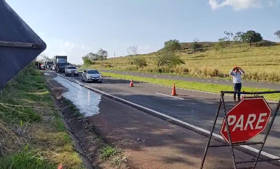 PR-445 com pare-e-siga na altura do viaduto de acesso para Irerê