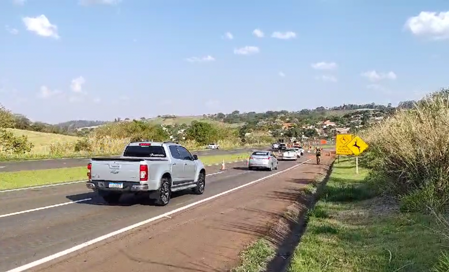 PR-445 com pare-e-siga na altura do viaduto de acesso para Irerê