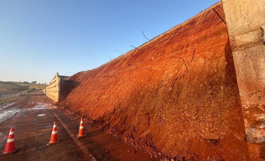 PR-445 talude danificado, após remoção de material