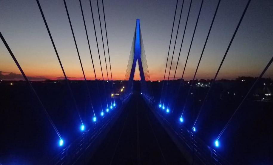 Ponte da Integração Brasil - Paraguai com iluminação azul