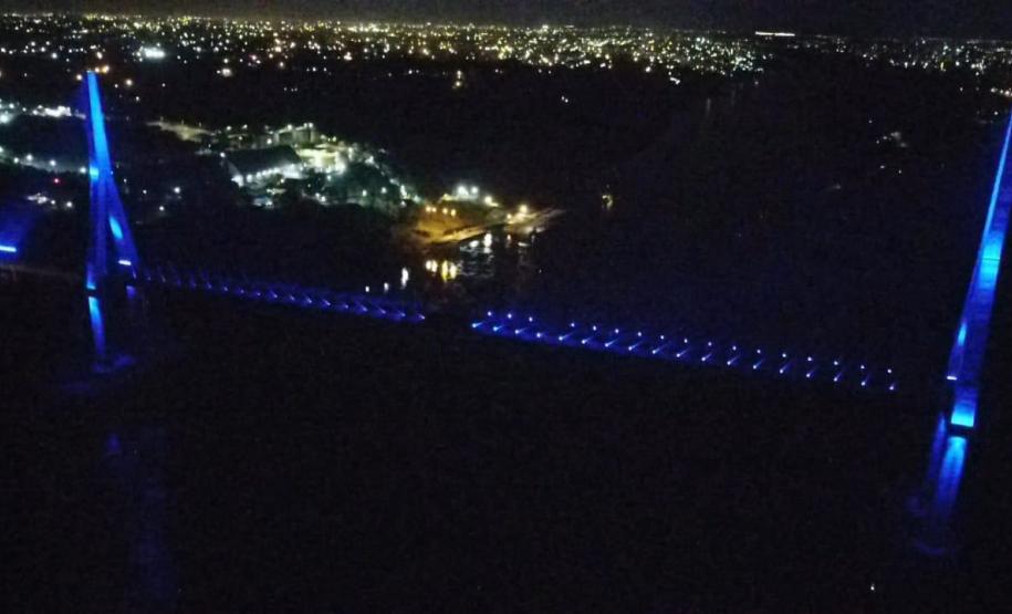 Ponte da Integração Brasil - Paraguai com iluminação azul