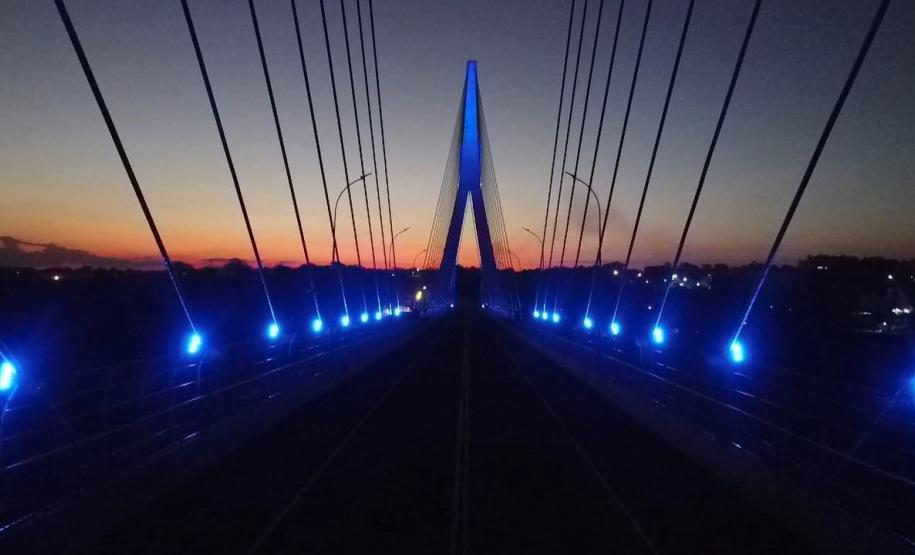 Ponte da Integração Brasil - Paraguai com iluminação azul