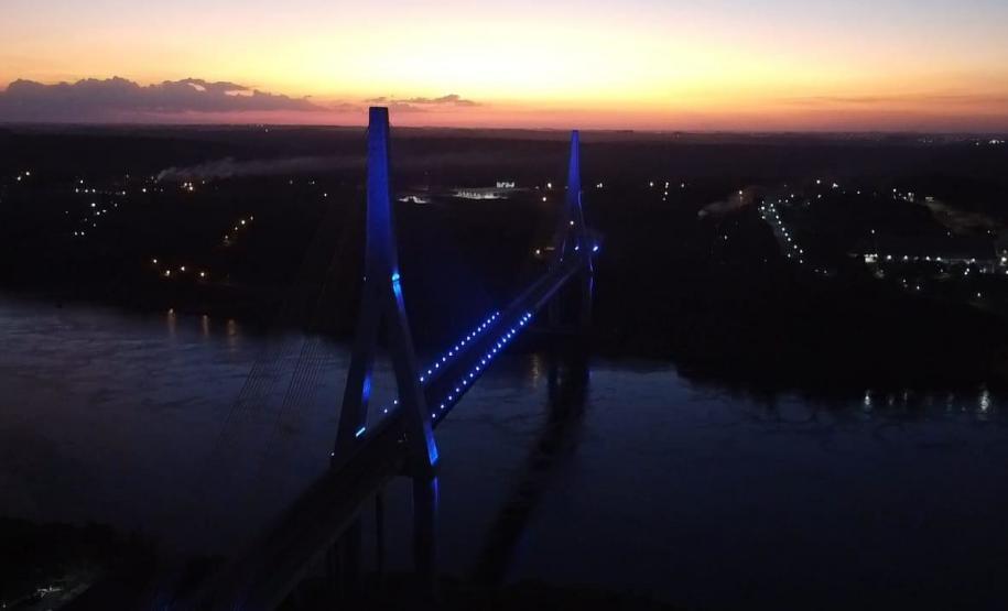 Ponte da Integração Brasil - Paraguai com iluminação azul