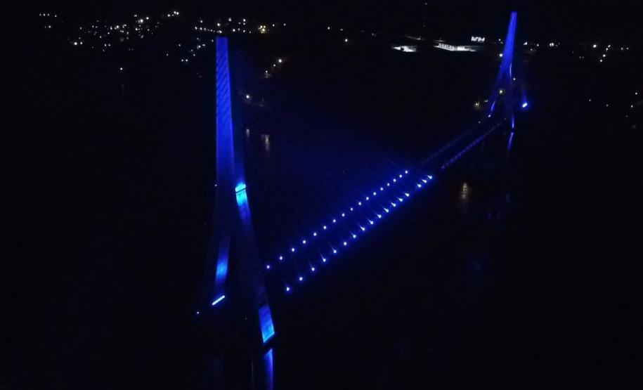 Ponte da Integração Brasil - Paraguai com iluminação azul