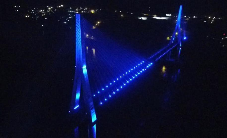 Ponte da Integração Brasil - Paraguai com iluminação azul