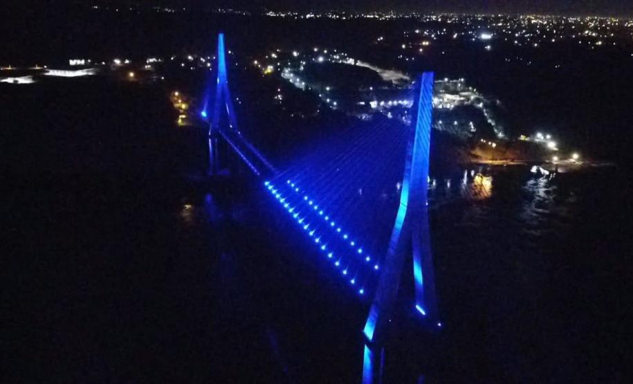 Ponte da Integração Brasil - Paraguai com iluminação azul