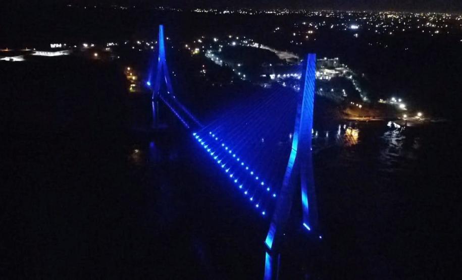 Ponte da Integração Brasil - Paraguai com iluminação azul