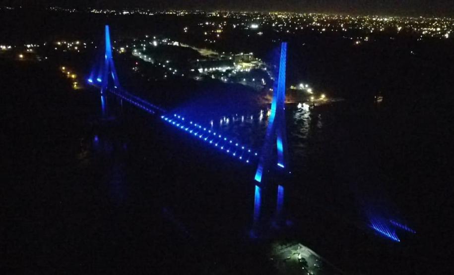 Ponte da Integração Brasil - Paraguai com iluminação azul