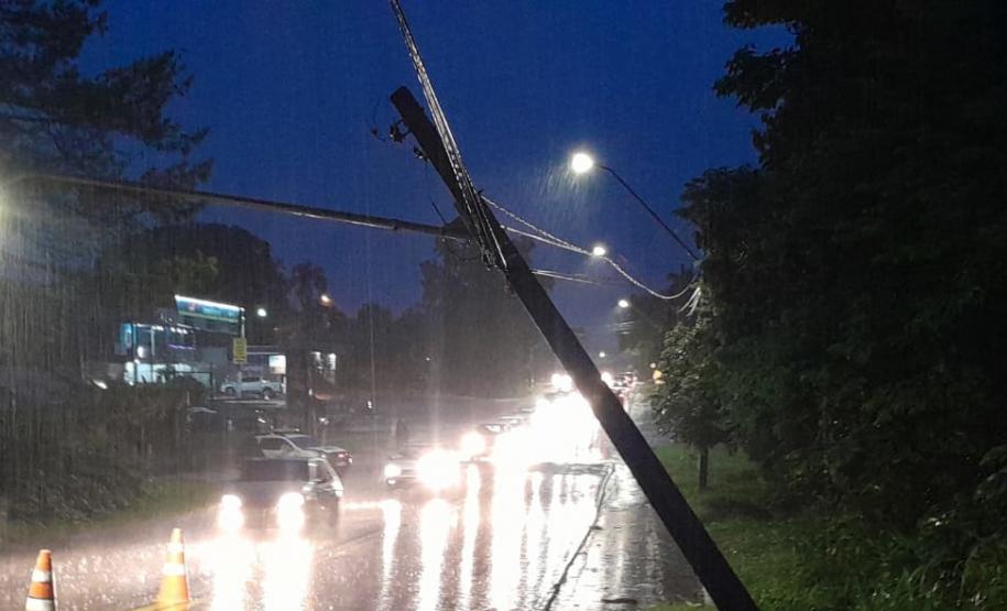 Erosão em aterro da PR-092 danifica base de poste