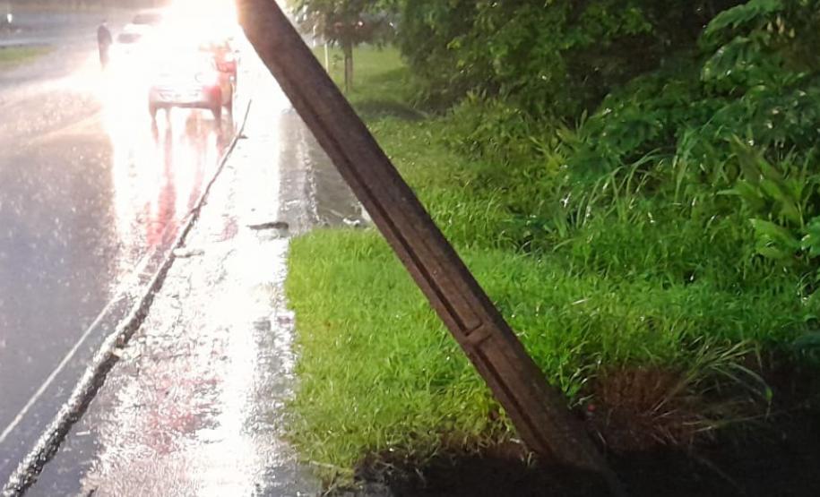 Erosão em aterro da PR-092 danifica base de poste