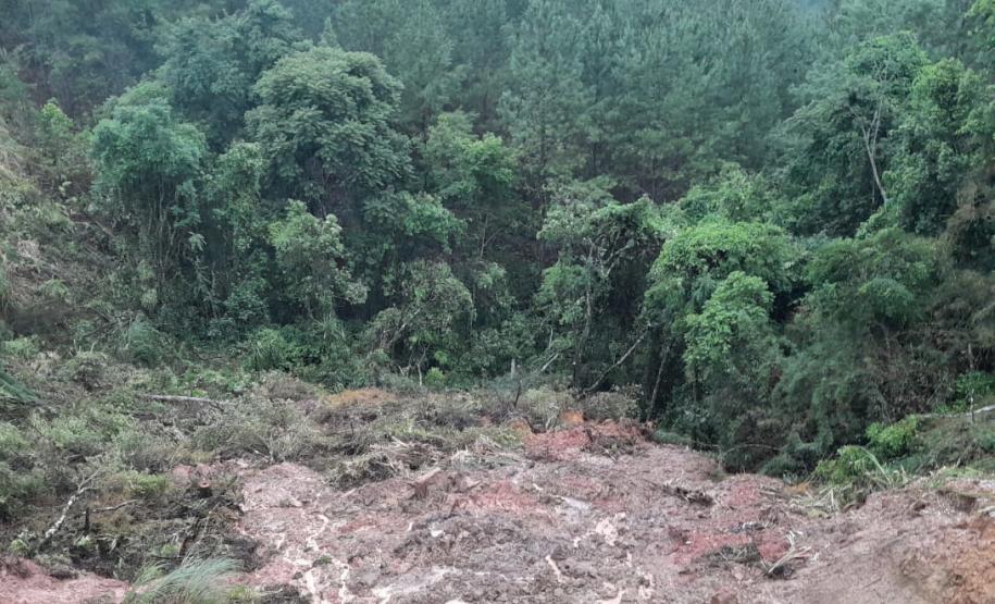 PR-092 em Rio Branco do Sul - erosão próximo à pista