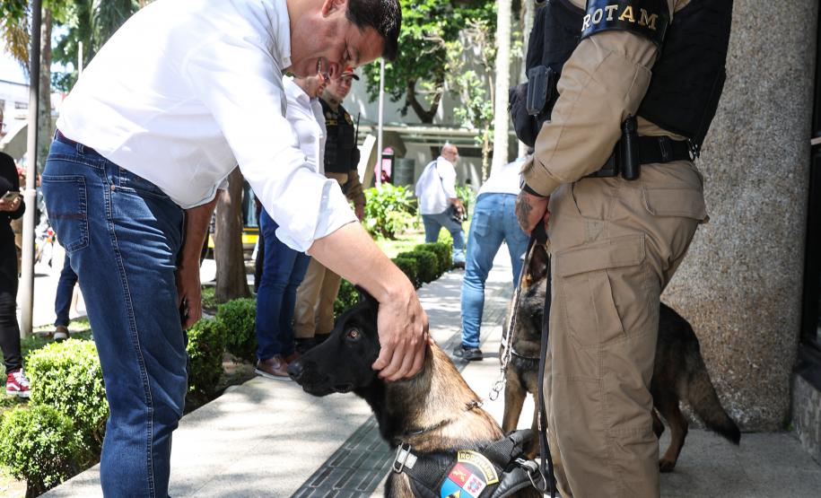 Entrega de viaturas e cães policiais para o BPRv